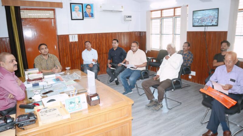  श्री केदारनाथ धाम में भूमि हस्तांतरण के संबंध में तीर्थ पुरोहितों ने आयुक्त गढ़वाल मंडल विनय शंकर पांडेय से की मुलाकात