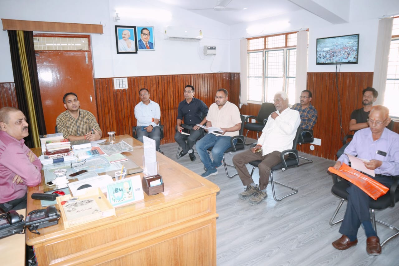  श्री केदारनाथ धाम में भूमि हस्तांतरण के संबंध में तीर्थ पुरोहितों ने आयुक्त गढ़वाल मंडल विनय शंकर पांडेय से की मुलाकात