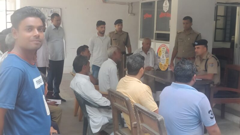 थाना झबरेडा में आयोजित की गयी ग्राम चौकीदारों की बैठक, क्षेत्र में होने वाली छोटी-बडी घटना के सम्बन्ध में तत्काल थाने को सूचित करने के लिए दिये गये दिशा-निर्देश