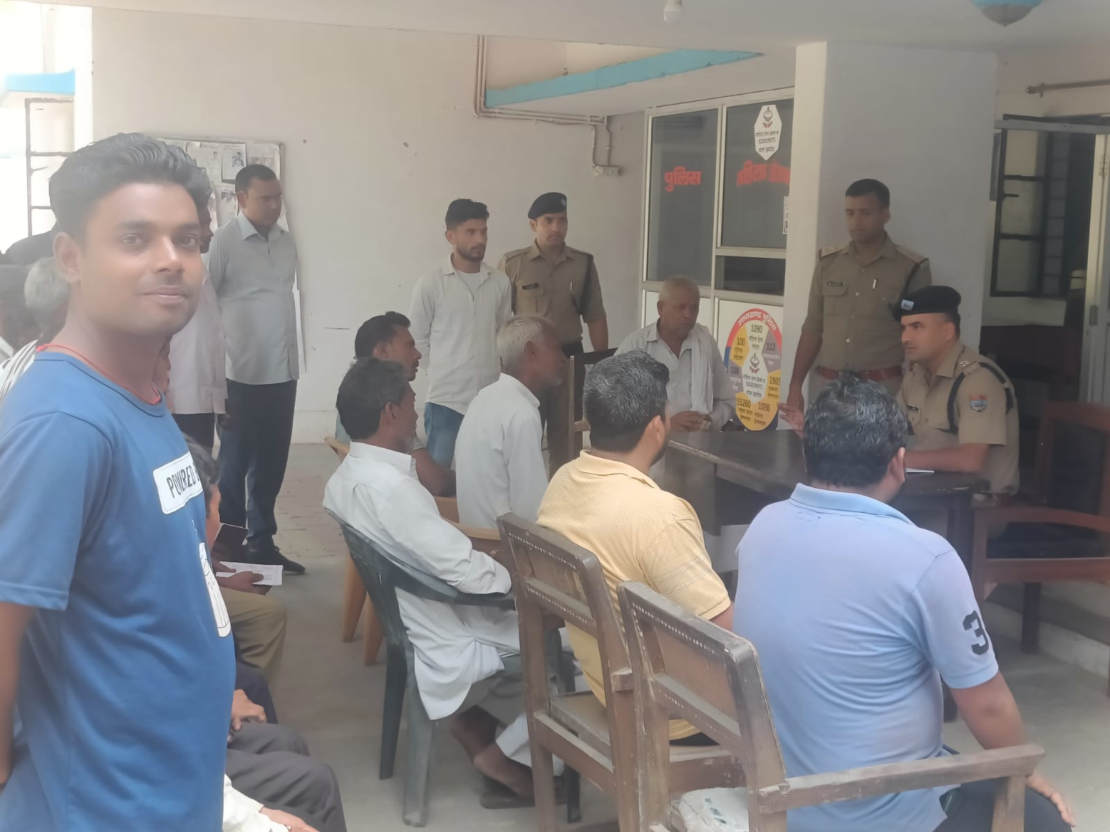 थाना झबरेडा में आयोजित की गयी ग्राम चौकीदारों की बैठक, क्षेत्र में होने वाली छोटी-बडी घटना के सम्बन्ध में तत्काल थाने को सूचित करने के लिए दिये गये दिशा-निर्देश