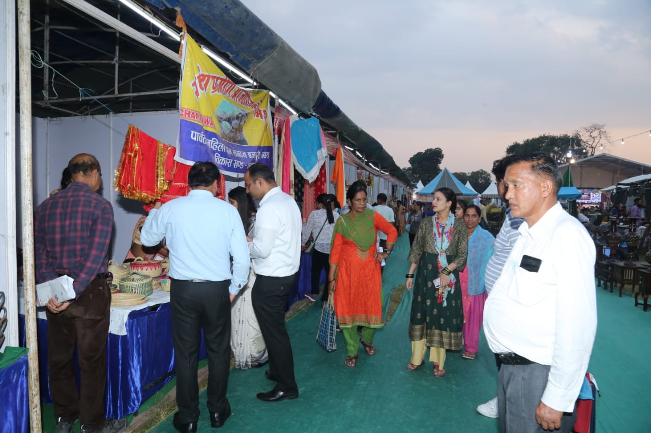 मुनिकीरेती में आयोजित राष्ट्रीय सरस आजीविका मेला-2023 के अवसर पर स्वयं सहायता समूहों द्वारा स्टॉलों के माध्यम से 04 दिन में 46 लाख 79 हजार 498 तक की गई बिक्री