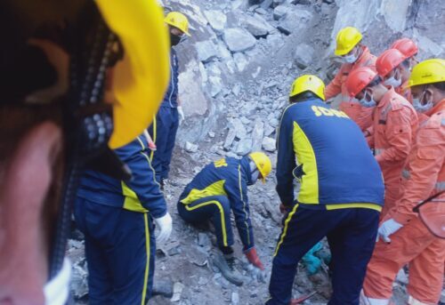 पिथौरागढ़ : धारचूला-गूंजी मोटर मार्ग पर वाहन पर गिरा मलबा, SDRF ने चलाया रेस्क्यू अभियान