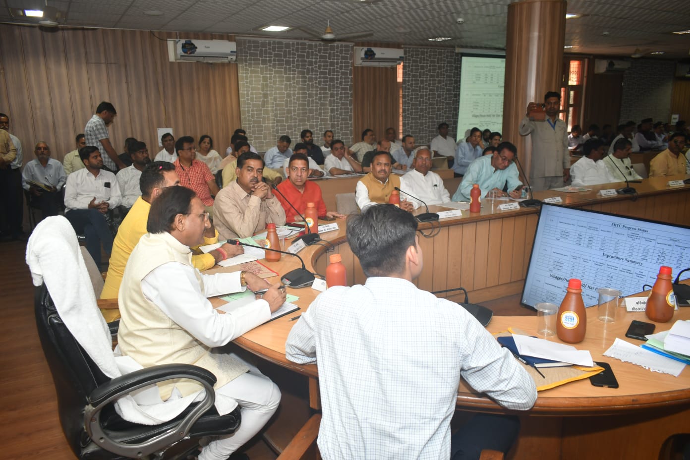 सांसद डॉ. रमेश पोखरियाल निशंक की अध्यक्षता में जिला विकास समन्वय एवं निगरानी समिति की बैठक आयोजित, दिए निर्देश