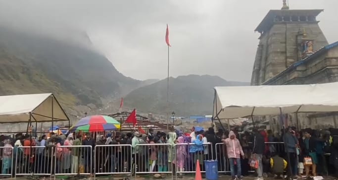 श्री केदारनाथ धाम पहुंचे रिकार्ड तीर्थयात्री, बारिश से हुआ मौसम ठंडा, श्री बदरीनाथ धाम में भी बढ़ी सर्दी