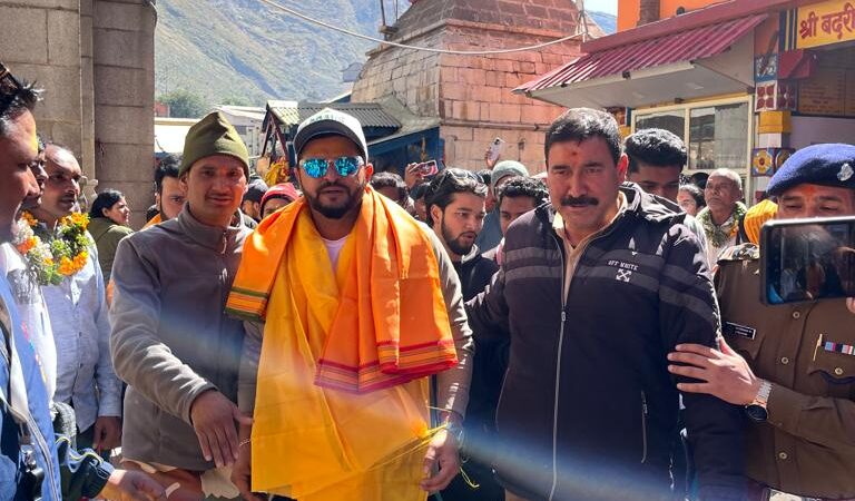 प्रसिद्ध क्रिकेटर सुरेश रैना ने भगवान बदरीविशाल एवं श्री केदारनाथ दर्शन कर की पूजा अर्चना