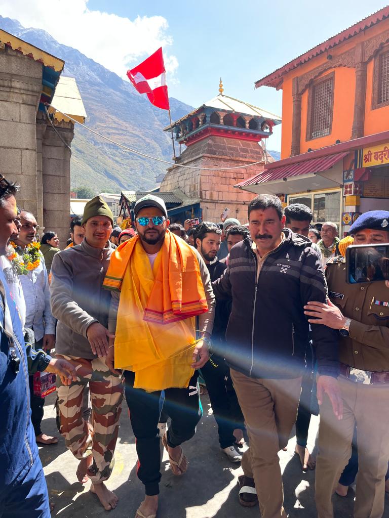 प्रसिद्ध क्रिकेटर सुरेश रैना ने भगवान बदरीविशाल एवं श्री केदारनाथ दर्शन कर की पूजा अर्चना