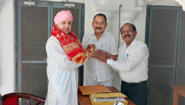 श्री गुरु राम राय दरबार साहिब में पूर्व विधायक विजयपाल सजवाण ने टेका मत्था, श्रीमहंत देवेन्द्र दास जी महाराज से की शिष्टाचार भेंट कर किया आशीर्वाद प्राप्त