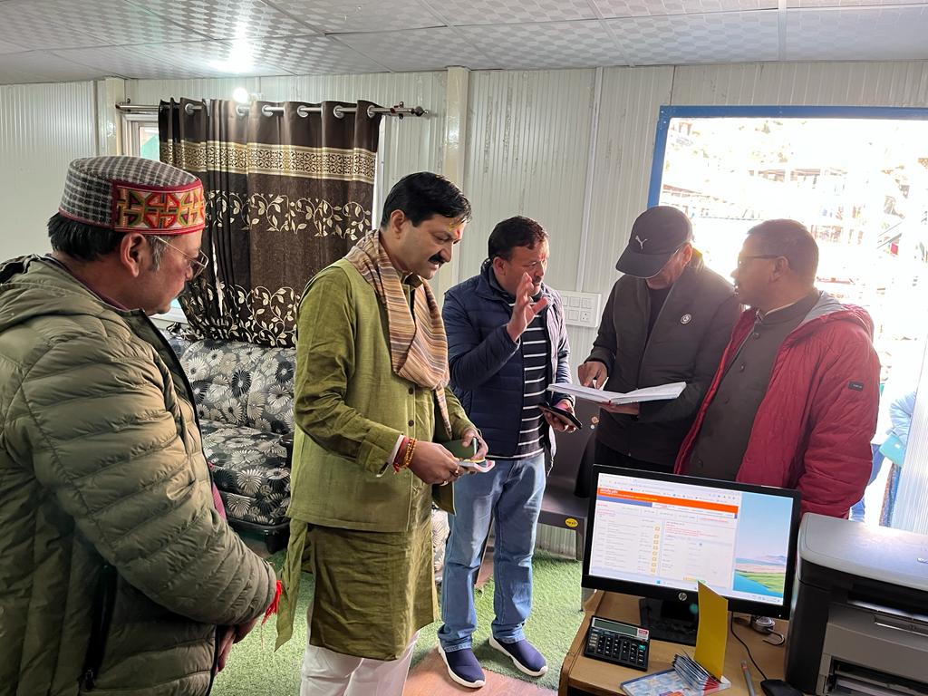 बीकेटीसी अध्यक्ष अजेंद्र अजय ने श्री बदरीनाथ धाम में यात्रा व्यवस्थाओं का लिया जायजा