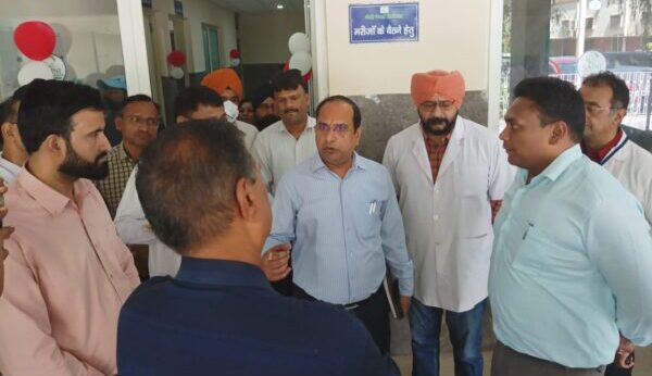 सचिव स्वास्थ्य डॉ. आर राजेश कुमार के औचक निरीक्षण में बाहर की दवा लिखते हुए पाये गये सरकारी अस्पताल के डॉक्टर को लगाई कड़ी फटकार, कुमाऊं में तैनात होंगे विशेषज्ञ चिकित्सक, ग्रामीण मरीजों को जिलों में ही मिलेगा अत्याधुनिक उपचार