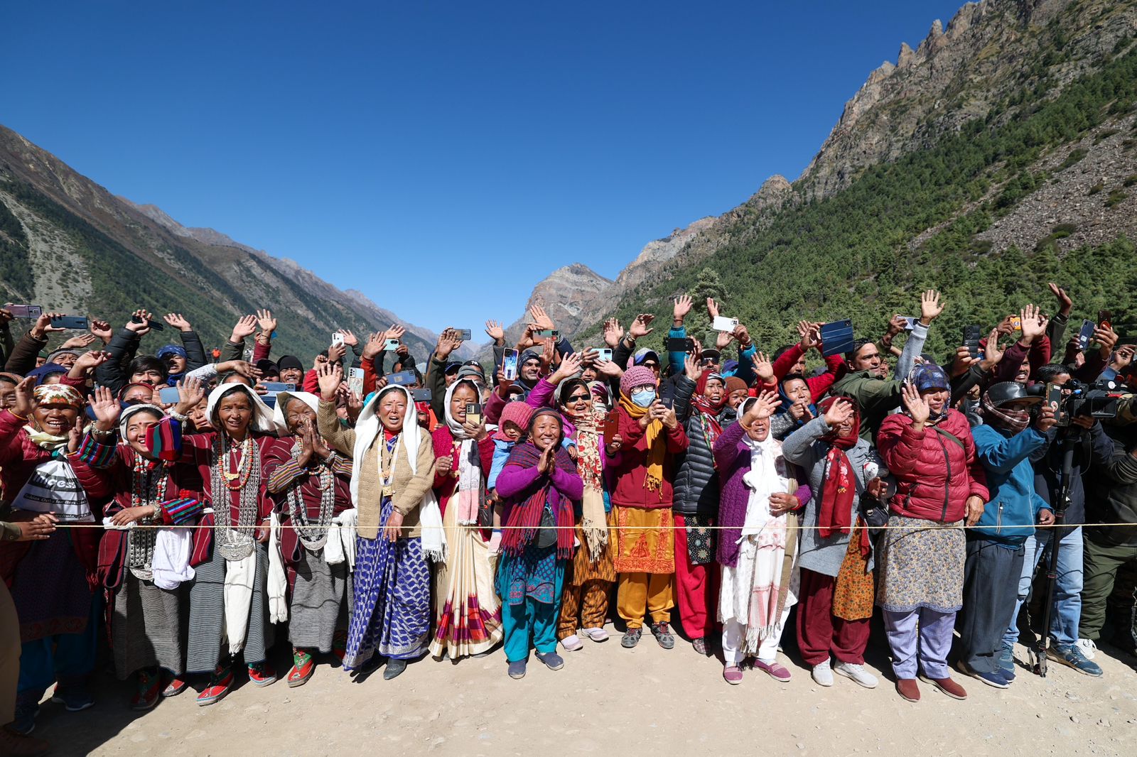 सेना के जवानों से मिले प्रधानमंत्री नरेंद्र मोदी, महिलाओं ने सिर पर हाथ रखकर दिया आशीर्वाद