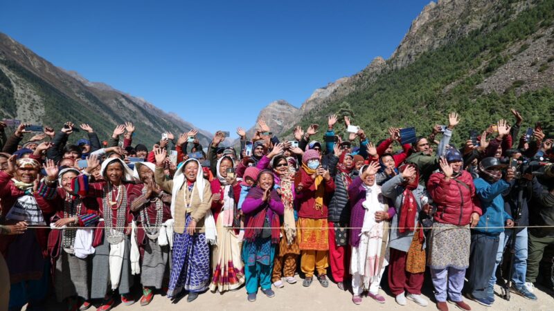 गुंजी गांव में प्रधानमंत्री नरेन्द्र मोदी को अपने बीच पाकर उत्साहित दिखे लोग, सेना के जवानों से बातचीत कर बढ़ाया उनका हौसला