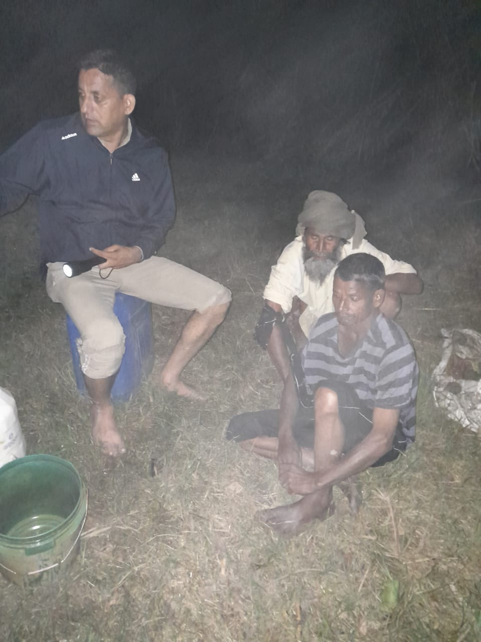 पथरी पुलिस ने कच्ची शराब तस्करों के ठिकानों पर दी दबिश, 40 लीटर अवैध कच्ची शराब व भट्टी उपकरण के साथ 02 को किया गिरफ्तार, एक हजार लीटर लाहन मौके पर किया नष्ट