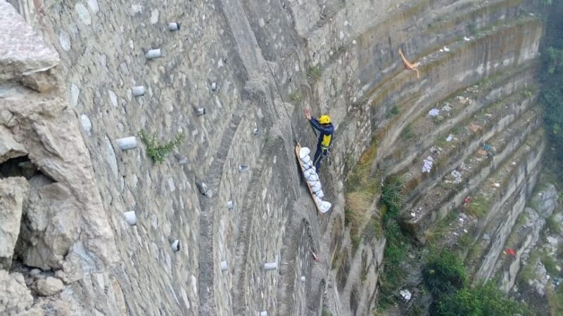 देवप्रयाग : अनियंत्रित होकर 100 मीटर गहरी खाई में गिरा ट्रक, SDRF ने बरामद किया चालक का शव