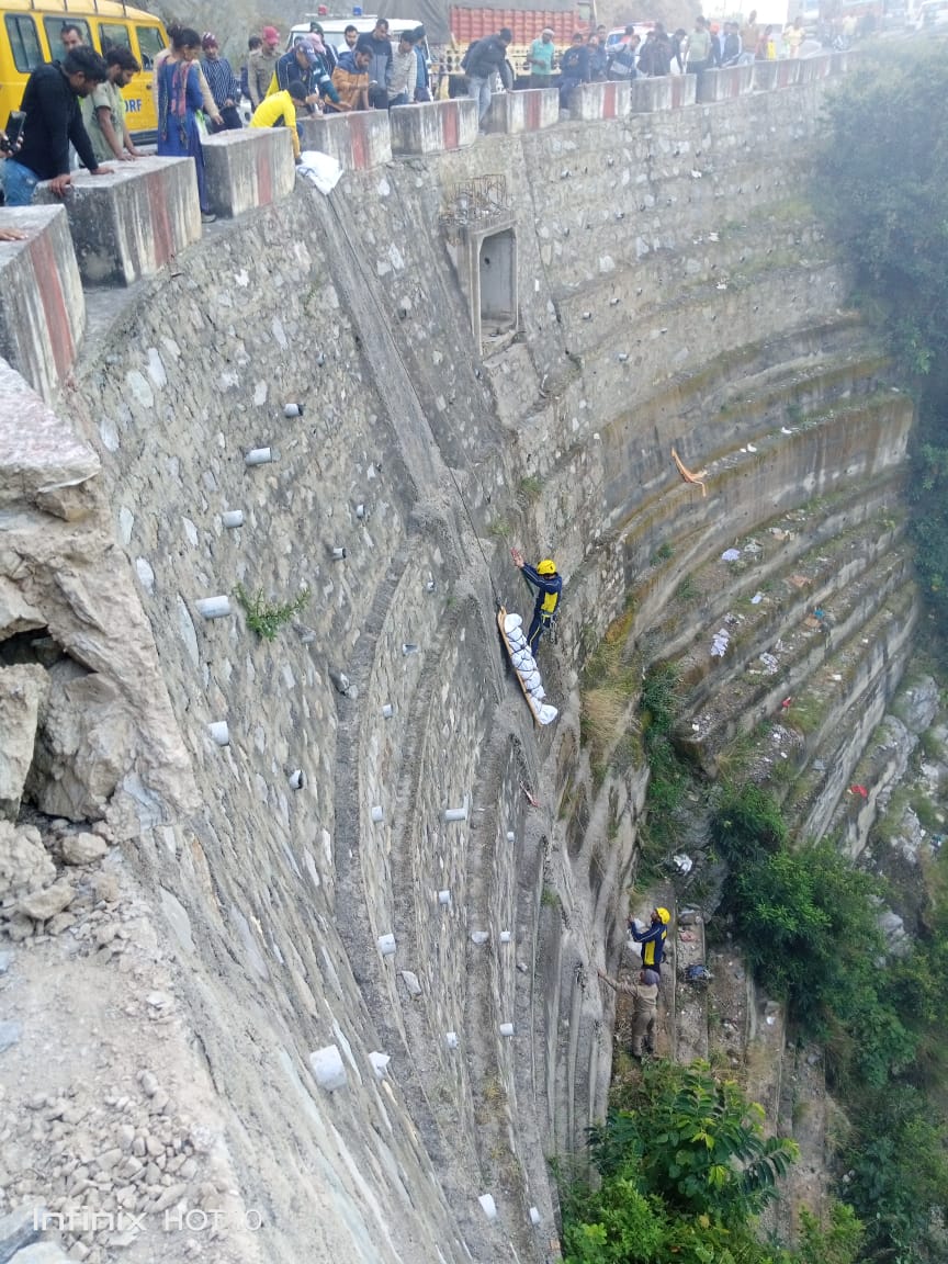 देवप्रयाग : अनियंत्रित होकर 100 मीटर गहरी खाई में गिरा ट्रक, SDRF ने बरामद किया चालक का शव