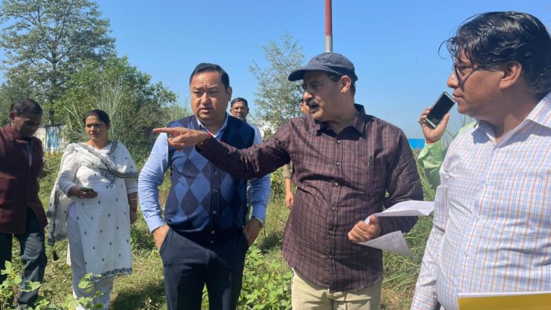 डीएम धीराज सिंह गर्ब्याल ने ग्राम बहादराबाद में धान फसल की क्रॉप कटिंग का किया निरिक्षण