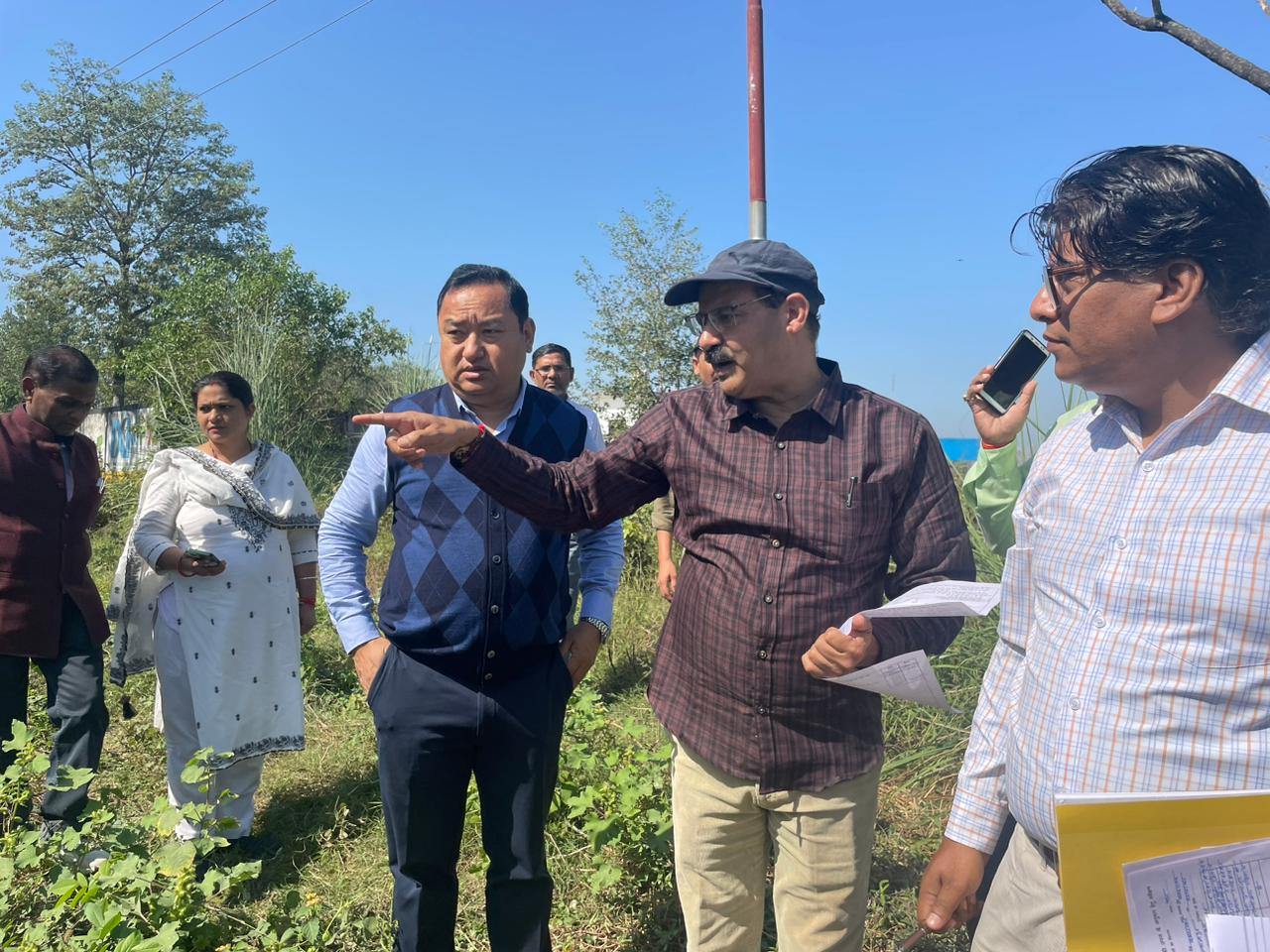 डीएम धीराज सिंह गर्ब्याल ने ग्राम बहादराबाद में धान फसल की क्रॉप कटिंग का किया निरिक्षण