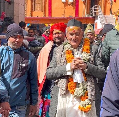 पूर्व सीएम भगत सिंह कोश्यारी एवं बीजेपी प्रदेश अध्यक्ष महेन्द्र भट्ट ने किए भगवान बद्रीनाथ के दर्शन