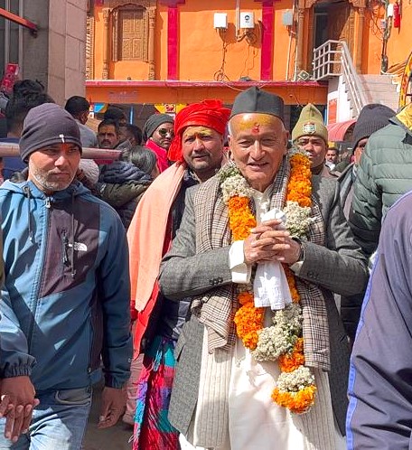 पूर्व सीएम भगत सिंह कोश्यारी एवं बीजेपी प्रदेश अध्यक्ष महेन्द्र भट्ट ने किए भगवान बद्रीनाथ के दर्शन