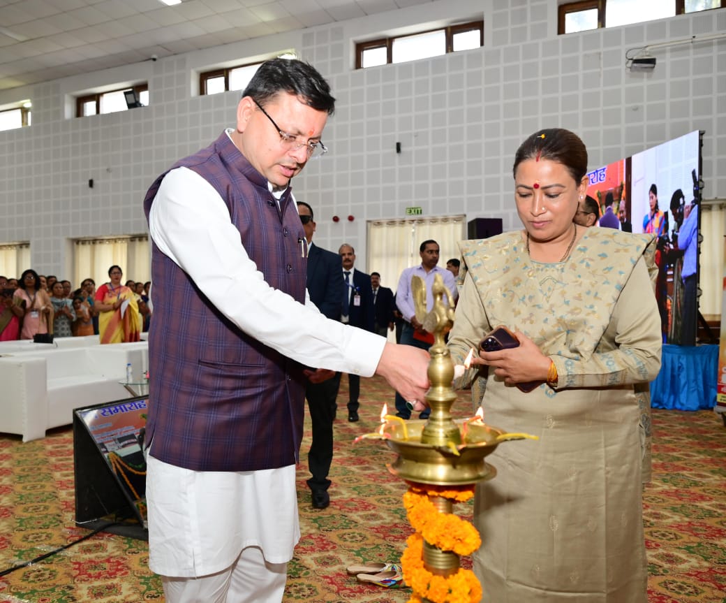 मुख्यमंत्री पुष्कर सिंह धामी ने प्रदेश की 167 आंगनबाड़ी एवं मिनी आंगनवाड़ी कार्यकर्तियों को सुपरवाइजर के पद पर नियुक्त होने पर नियुक्ति पत्र किए वितरित, नंदा गौरा योजना एवं मुख्यमंत्री महालक्ष्मी किट योजना के ऑनलाइन पोर्टल का किया शुभांरभ