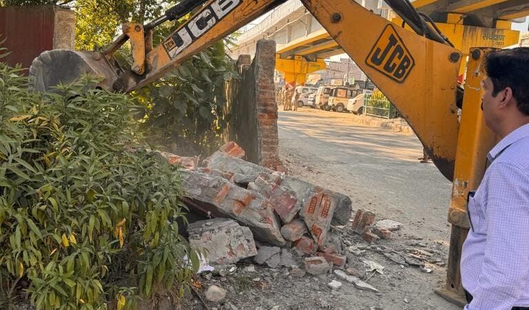 डीएम सोनिका के प्रयास से आईएसबीटी के समीप राजमार्ग पर यातायात को मिली सुगम सुविधा, अनाधिकृत कब्जे से मुक्त हुई भूमि  पर सरपट दौड़ेगी डबल लाइन ट्रैफिक