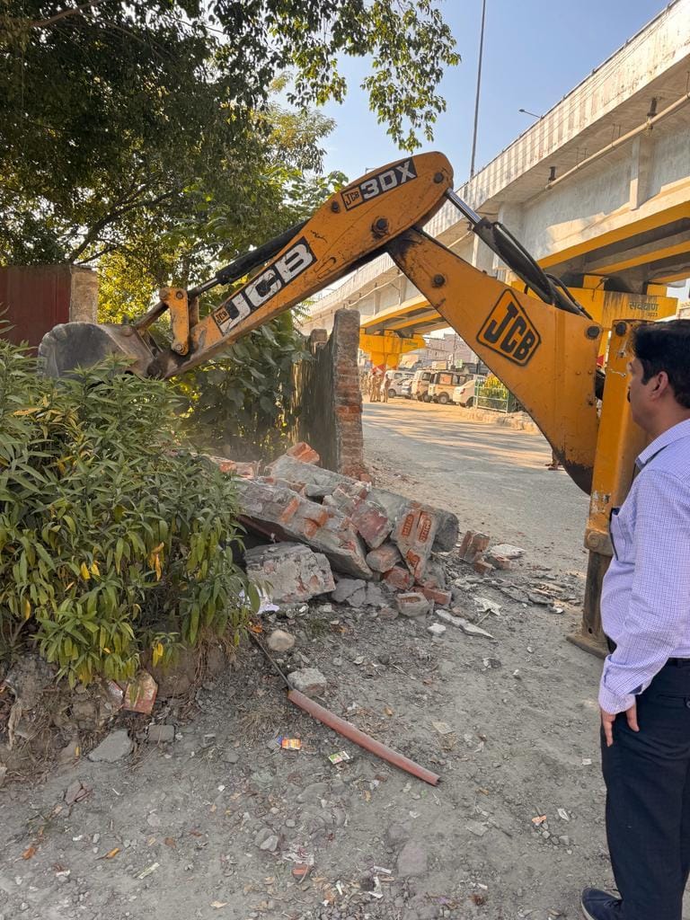 डीएम सोनिका के प्रयास से आईएसबीटी के समीप राजमार्ग पर यातायात को मिली सुगम सुविधा, अनाधिकृत कब्जे से मुक्त हुई भूमि  पर सरपट दौड़ेगी डबल लाइन ट्रैफिक