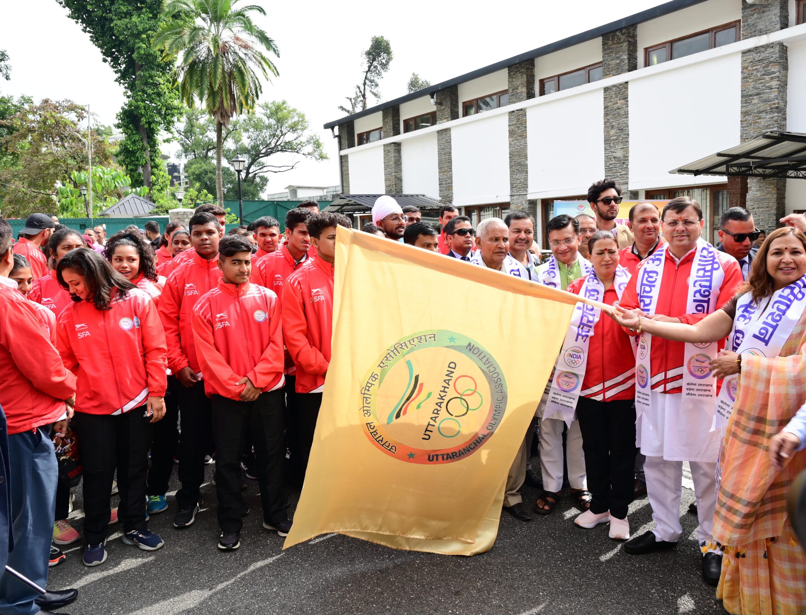 मुख्यमंत्री पुष्कर सिंह धामी ने 37वें राष्ट्रीय खेल में राज्य की ओर से प्रतिभाग करने वाले खिलाड़ियों के दल को फ्लैग ऑफ कर किया रवाना