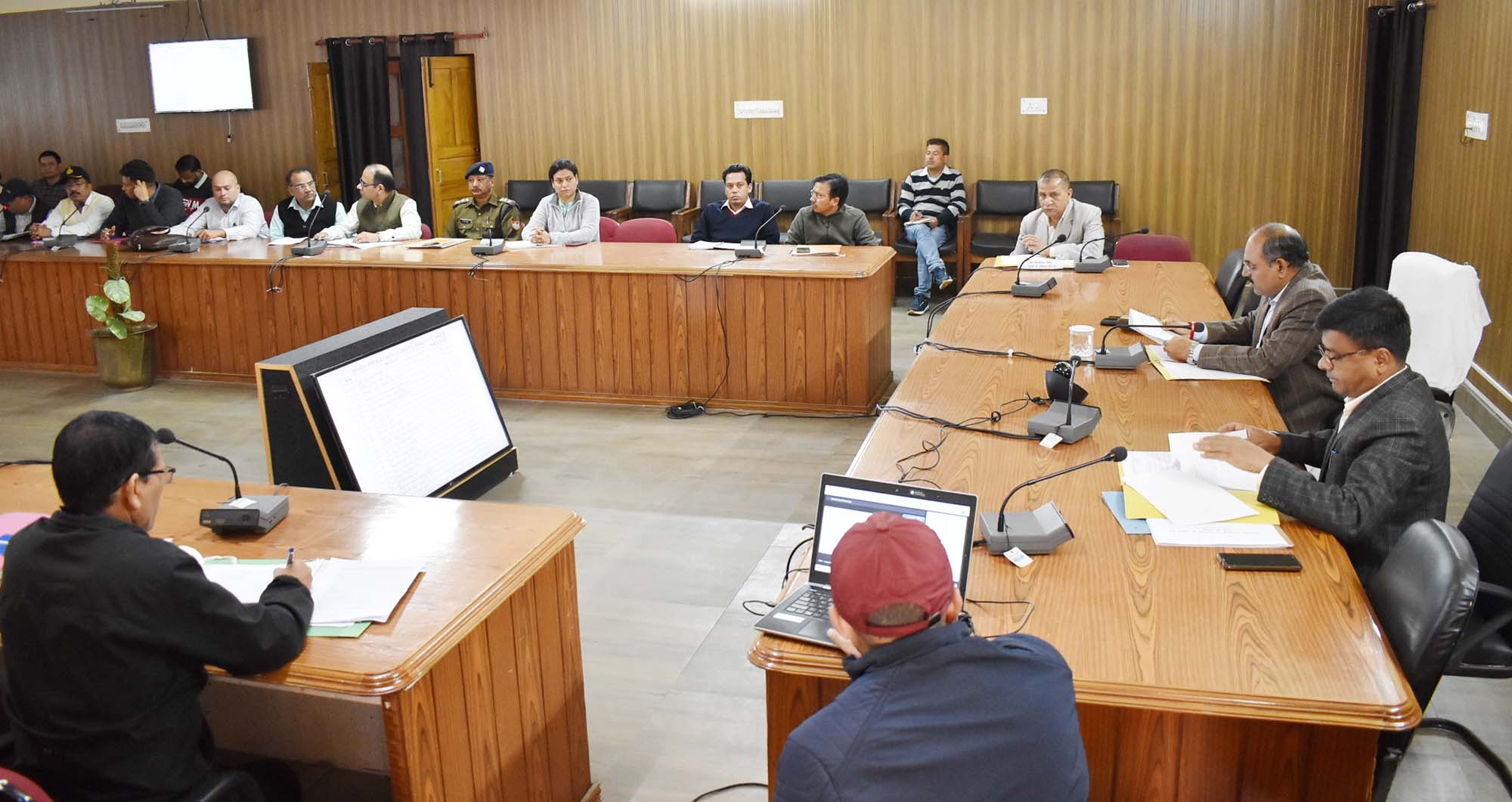 विभागीय परिसंपत्तियों का चिह्नीकरण कर शीघ्र रिपोर्ट उपलब्ध करायी जाए – सीडीओ डॉ. ललित नारायण मिश्र