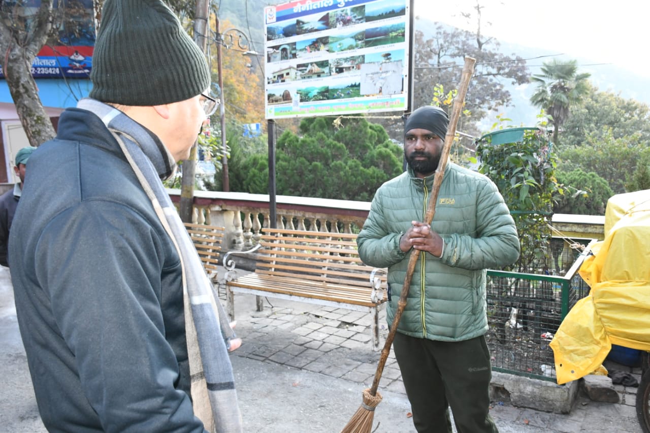 मुख्यमंत्री पुष्कर सिंह धामी ने नैनीताल में मॉर्निंग वॉक के दौरान लोगों से मिलकर लिया फीडबैक, बच्चों के साथ खेले क्रिकेट, नैनी झील किनारे चाय की चुस्कियां का लिया आनंद, सीएम ने नैनीताल घूमने आए पर्यटकों को खुद पिलाई चाय
