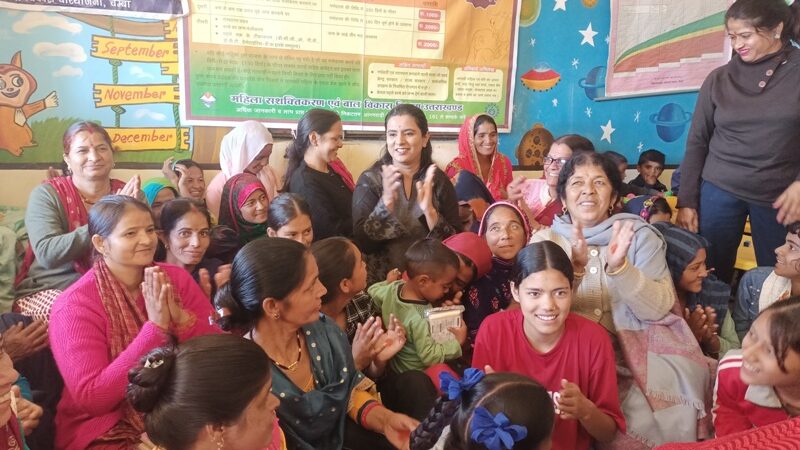 डीएम मयूर दीक्षित की पत्नी प्रज्ञा दीक्षित ने आंगनवाड़ी केंद्र गुनोगी उदयकोट विकास खण्ड चम्बा में किशोरियों एवं महिलाओं को सैनिटरी नैपकिन किये वितरित