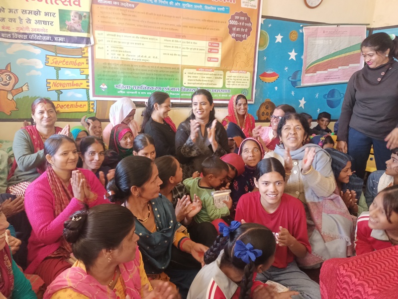 डीएम मयूर दीक्षित की पत्नी प्रज्ञा दीक्षित ने आंगनवाड़ी केंद्र गुनोगी उदयकोट विकास खण्ड चम्बा में किशोरियों एवं महिलाओं को सैनिटरी नैपकिन किये वितरित