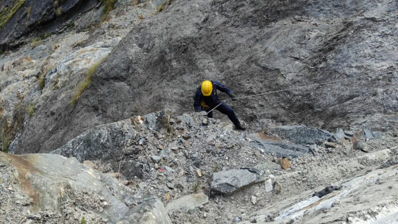 पिथौरागढ़ : खाई में गिरा वाहन , SDRF ने चलाया रेस्क्यू ऑपरेशन