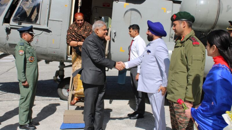 उपराष्ट्रपति जगदीप धनखड़ ने सपत्नीक गंगोत्री धाम के दर्शन कर गंगोत्री मंदिर एवं गंगा तट पर पूजा अर्चना कर की राष्ट्र के उत्थान एवं लोक कल्याण की कामना