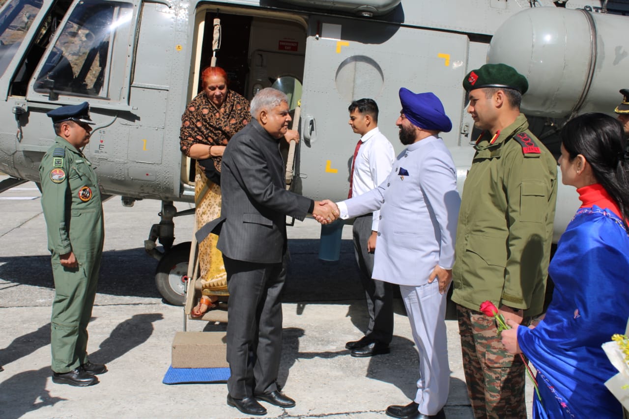 उपराष्ट्रपति जगदीप धनखड़ ने सपत्नीक गंगोत्री धाम के दर्शन कर गंगोत्री मंदिर एवं गंगा तट पर पूजा अर्चना कर की राष्ट्र के उत्थान एवं लोक कल्याण की कामना