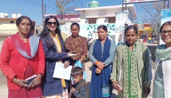 डीएम मयूर दीक्षित की पत्नी प्रज्ञा दीक्षित ने राजकीय मॉडल प्राइमरी स्कूल ढूंगीधार स्थित आंगनवाड़ी केंद्र में किशोरियों एवं महिलाओं को सैनिटरी नैपकिन किये वितरित