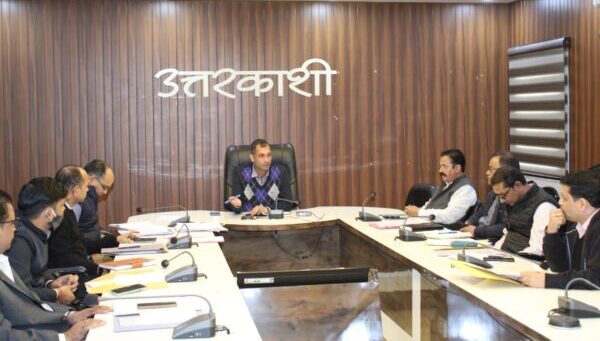 बर्फबारी से पहले पूर्ण कर लिए जाए डामरीकरण के कार्य – डीएम अभिषेक रूहेला