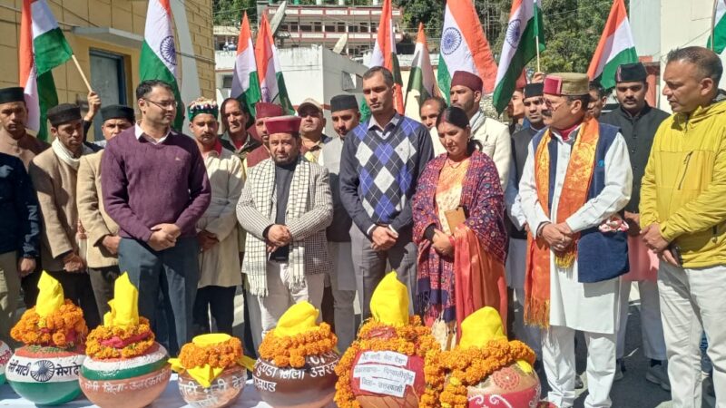 मेरी माटी मेरा देश कार्यक्रम :  विधायक व जिलाधिकारी ने भव्य अमृत कलश यात्रा रथ को हरी झंडी दिखाकर किया रवाना