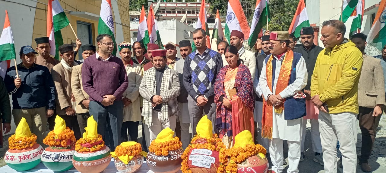 मेरी माटी मेरा देश कार्यक्रम :  विधायक व जिलाधिकारी ने भव्य अमृत कलश यात्रा रथ को हरी झंडी दिखाकर किया रवाना