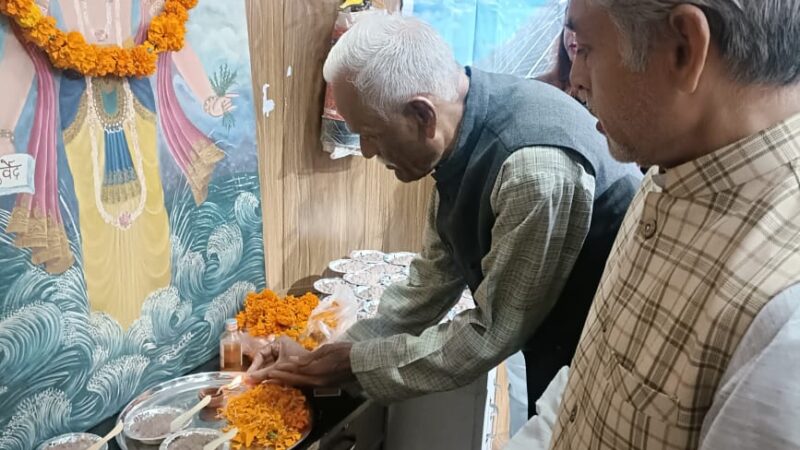 प्रसिद्ध समाजसेवी वैद्य टेक वल्लभ ने निशुल्क औषधि खीर वितरण शिविर किया आयोजित, सैंकड़ो लोगों ने उठाया लाभ