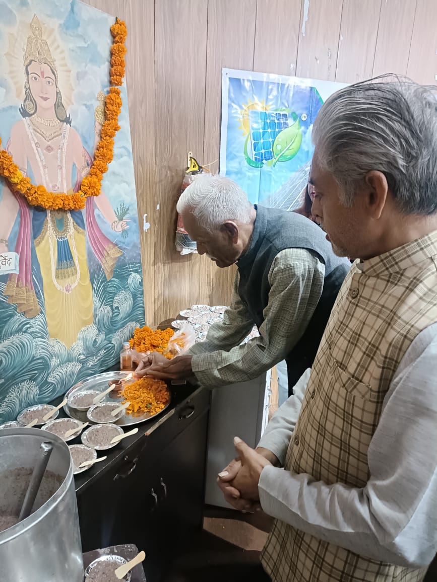 प्रसिद्ध समाजसेवी वैद्य टेक वल्लभ ने निशुल्क औषधि खीर वितरण शिविर किया आयोजित, सैंकड़ो लोगों ने उठाया लाभ