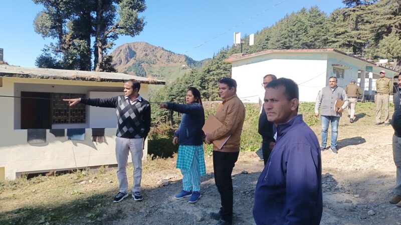 डीएम मयूर दीक्षित ने तहसील एवं प्राथमिक स्वास्थ्य केंद्र धनोल्टी का किया निरीक्षण, दिए आवश्यक दिशा निर्देश