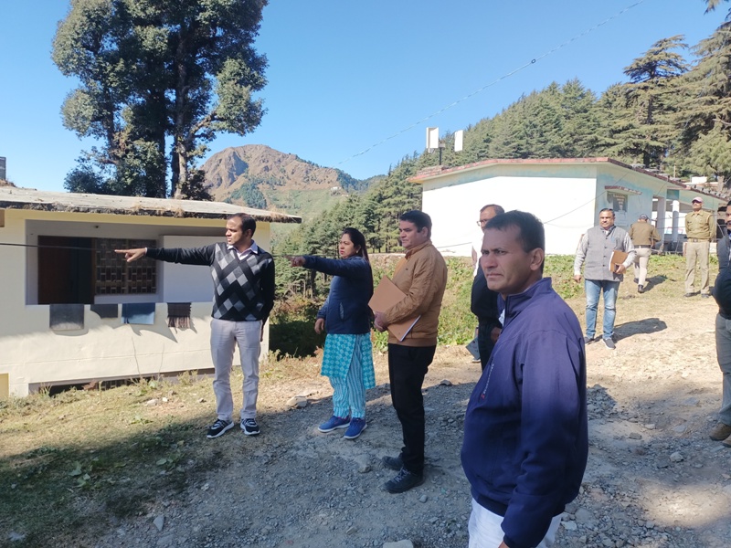 डीएम मयूर दीक्षित ने तहसील एवं प्राथमिक स्वास्थ्य केंद्र धनोल्टी का किया निरीक्षण, दिए आवश्यक दिशा निर्देश
