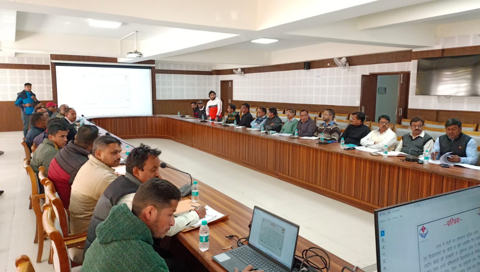 डीएम डॉ. आशीष चौहान ने खेल महाकुम्भ की तैयारियों को लेकर ली बैठक, अधिकारियों को दिए आवश्यक दिशा निर्देश