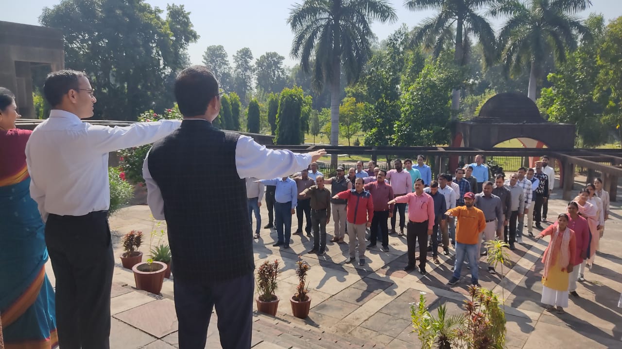 राष्ट्रीय एकता दिवस : एडीएम पीएल शाह ने लौह पुरूष सरदार बल्लभ भाई पटेल की जयन्ती पर एकता, अखण्डता और सुरक्षा की भावना को मजबूती प्रदान करने के उद्देश्य से समस्त कार्मिकों को दिलाई शपथ