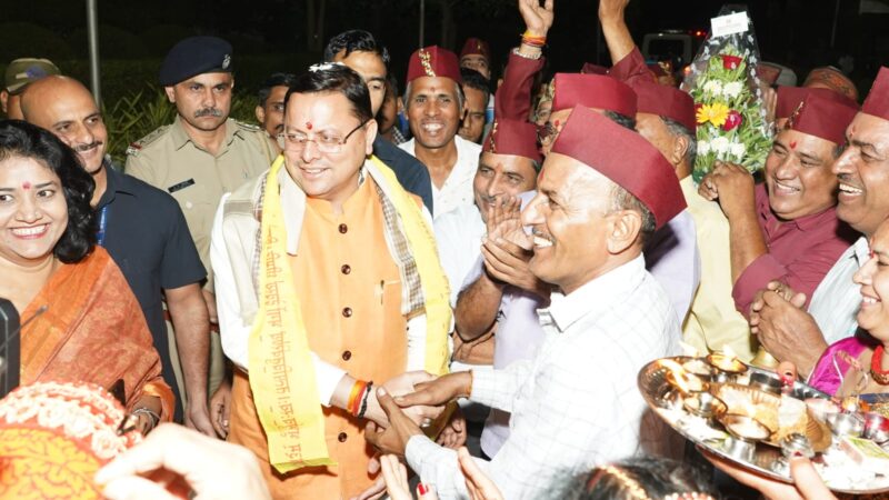 सीएम पुष्कर सिंह धामी के अहमदाबाद पहुंचने पर प्रवासी उत्तराखंडवासियों द्वारा किया गया भव्य स्वागत