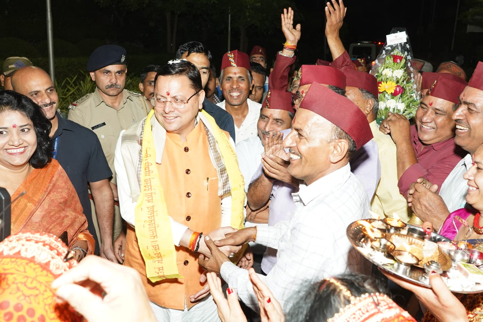 सीएम पुष्कर सिंह धामी के अहमदाबाद पहुंचने पर प्रवासी उत्तराखंडवासियों द्वारा किया गया भव्य स्वागत