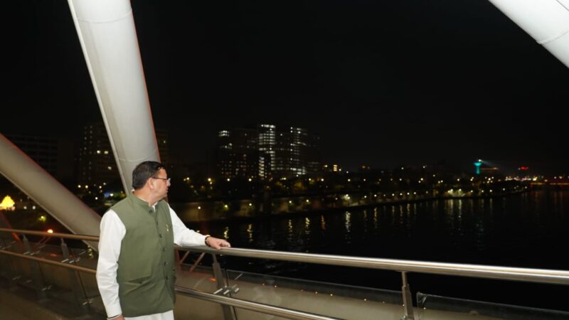 मुख्यमंत्री पुष्कर सिंह धामी ने अहमदाबाद में स्थित अटल फुट ओवर ब्रिज का किया भ्रमण