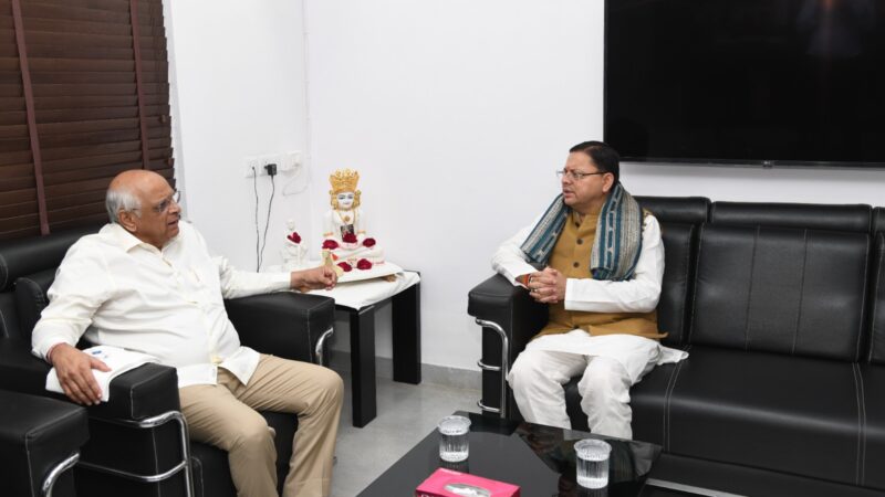 सीएम पुष्कर सिंह धामी ने गांधीनगर में गुजरात के मुख्यमंत्री भूपेंद्र पटेल से की शिष्टाचार भेंट