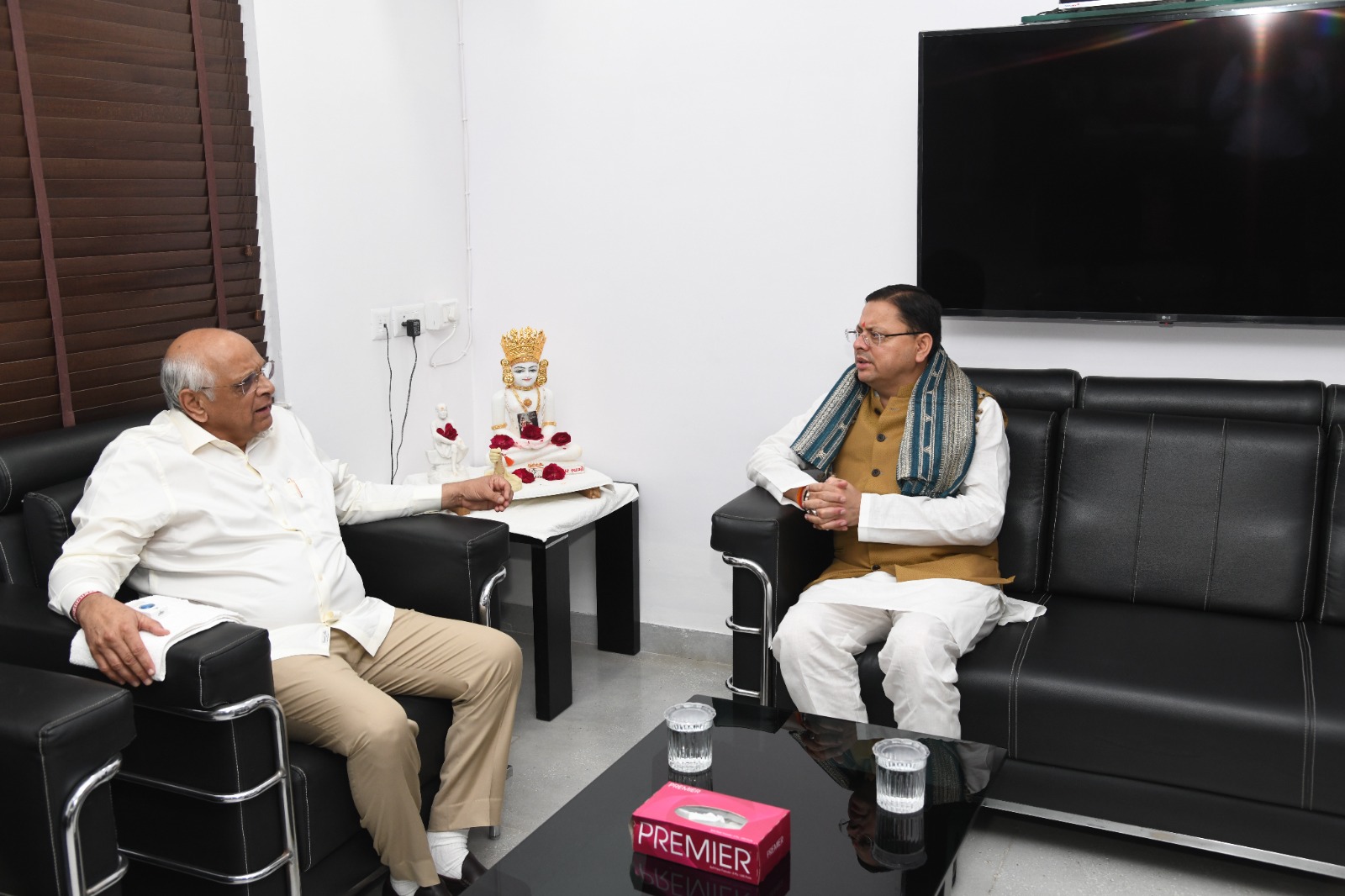सीएम पुष्कर सिंह धामी ने गांधीनगर में गुजरात के मुख्यमंत्री भूपेंद्र पटेल से की शिष्टाचार भेंट