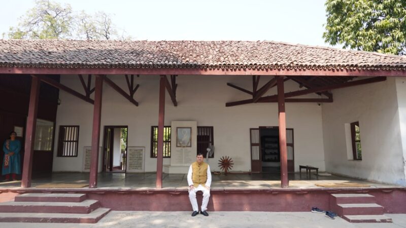मुख्यमंत्री पुष्कर सिंह धामी अहमदाबाद में पहुँचे गांधी आश्रम, चलाया चरखा, राष्ट्रपिता को किया याद