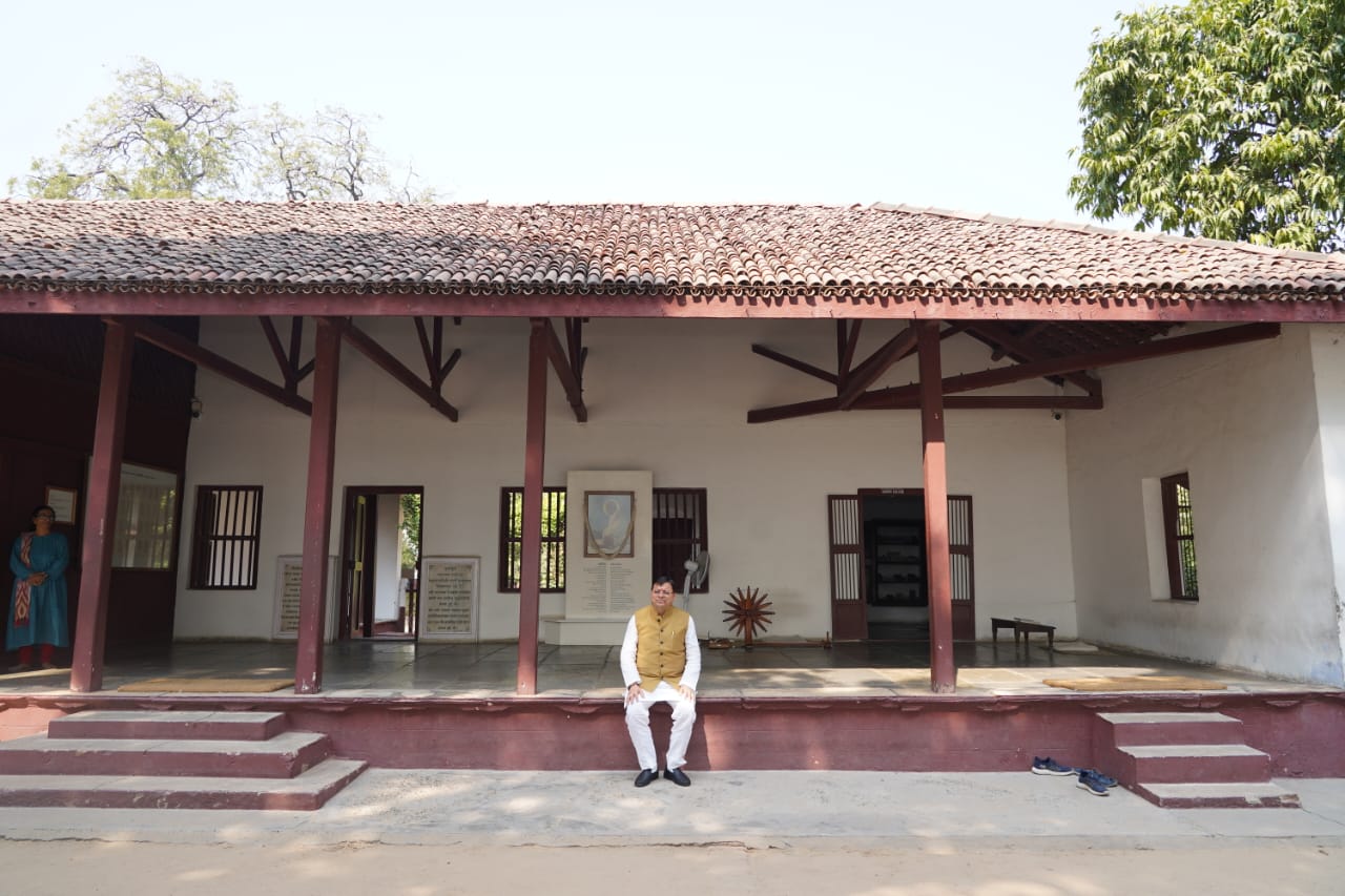 मुख्यमंत्री पुष्कर सिंह धामी अहमदाबाद में पहुँचे गांधी आश्रम, चलाया चरखा, राष्ट्रपिता को किया याद